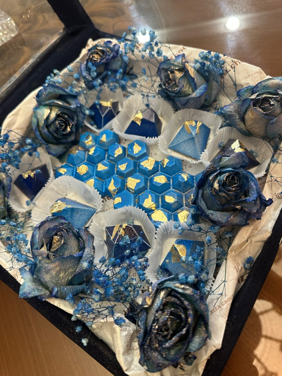 گل و شکلات رنگ آبی